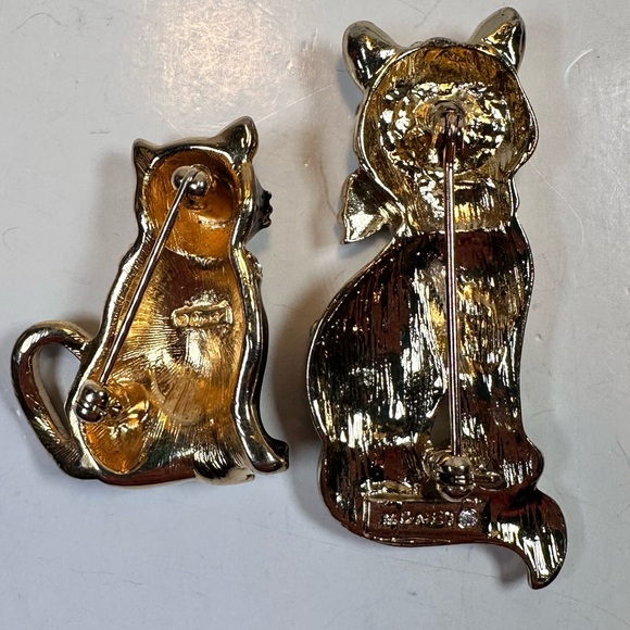 2 vintage Monet brooches black enamel & pave rhinestone cats - Picture 5 of 7